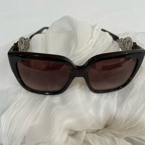 Alexander McQueen Accessories - Alexander McQueen tortoise sunglasses with brass and silver tone skull detail